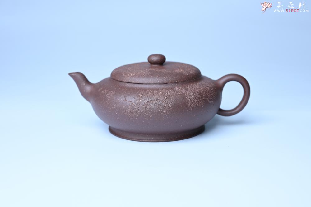 紫砂壶图片：美壶特惠 特好紫泥扁玉壶 装饰不老松 文气十足 - 宜兴紫砂壶网
