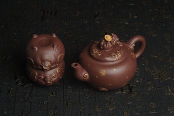 紫砂壶图片：美壶年底特惠 精工好泥福气金猪套壶 一壶二杯 出水如柱 高档包装 送礼佳品 - 宜兴紫砂壶网