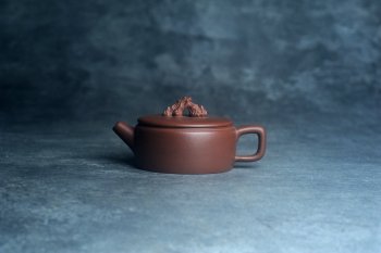 紫砂壶图片：美壶特惠 手工手制紫砂壶特好底槽青假山汉瓦壶 底部刻老虎 栩栩如生 茶壶 茶具 单壶 - 宜兴紫砂壶网