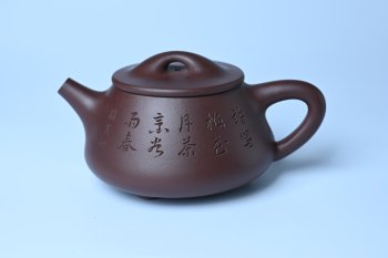 紫砂壶图片：实力派工艺师周斌 优质底槽青全手工精工满瓢壶 陶兴双刀装饰 诗写梅花月,茶烹谷雨春 - 宜兴紫砂壶网