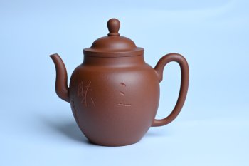 紫砂壶图片：毛国强入室弟子黄云初 特好清水泥高宫灯壶 名家何水法书法“三昧”，刘世涛伯陶刻 - 宜兴紫砂壶网