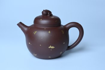 紫砂壶图片：潜力股周小培 全手工原创招财壶200cc 金蟾屹立于壶盖 撒金工艺铺满壶身 寓意黄金落满地 招财进宝 - 宜兴紫砂壶网