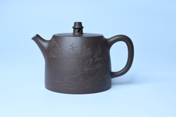 紫砂壶图片：美壶特惠 老紫泥精致山水汉铎壶 茶人醉爱 - 宜兴紫砂壶网