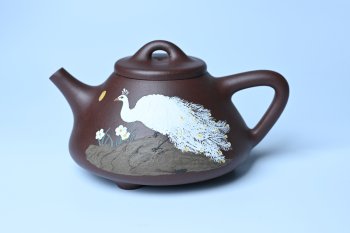 紫砂壶图片：实力派工艺师周斌全手工紫玉金砂子冶石瓢 刻绘孔雀 特文气 - 宜兴紫砂壶网