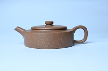 紫砂壶图片：美壶特惠  精工老段周盘壶 小壶难做 易泡养 杀茶利器 - 宜兴紫砂壶网