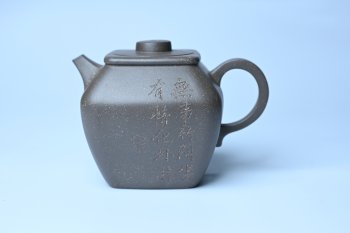 紫砂壶图片：美壶特惠 精致青灰段泥混方巨轮壶 茶壶 无事竹间坐 有情化外游 - 宜兴紫砂壶网