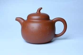 紫砂壶图片：特油润黄龙山小红泥全手工一捺底景舟茄段壶 装饰人物特文气 - 宜兴紫砂壶网