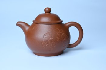 紫砂壶图片：美壶特惠 王老师 全手工红降坡泥潘壶 国助工 易轩 范小君徒杨志超老师刻绘 装饰小富贵特文气 - 宜兴紫砂壶网