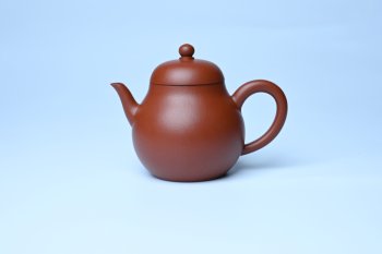 紫砂壶图片：美壶特惠 油润大红袍朱泥 手中无梨式 何以言茗事 小品高梨形 - 宜兴紫砂壶网