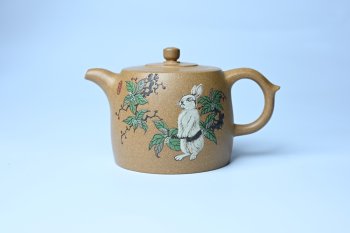 紫砂壶图片：美壶特惠 精致特好黄段泥井栏壶 泥绘祥瑞兔子 惠风和畅 寓意吉祥好运常来 - 宜兴紫砂壶网