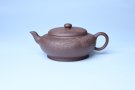 紫砂壶图片：美壶特惠 特好紫泥扁玉壶 装饰不老松 文气十足 - 宜兴紫砂壶网