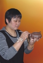 紫砂壶工艺师图片：何其仙 - 宜兴紫砂壶网