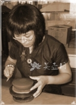 紫砂壶工艺师图片：咸子情 - 宜兴紫砂壶网