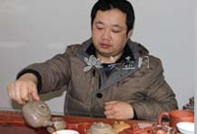 紫砂壶工艺师图片：周小军 - 宜兴紫砂壶网