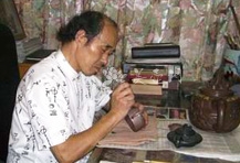 紫砂壶工艺师图片：咸仲英 - 宜兴紫砂壶网