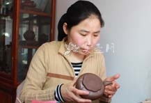 紫砂壶工艺师图片：顾丽萍 - 宜兴紫砂壶网