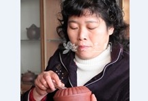 紫砂壶工艺师图片：李美玲 - 宜兴紫砂壶网