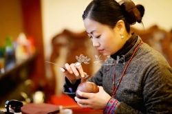 紫砂壶工艺师图片：陈丽英 - 宜兴紫砂壶网
