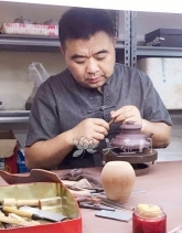 紫砂壶工艺师图片：陆慧军 - 宜兴紫砂壶网