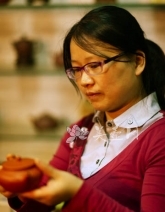 紫砂壶工艺师图片：周玉霞 - 宜兴紫砂壶网