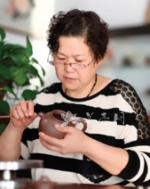 紫砂壶工艺师图片：杨惠英 - 宜兴紫砂壶网