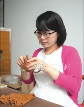 紫砂壶工艺师图片：余丝雯 - 宜兴紫砂壶网