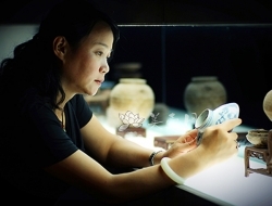 紫砂壶工艺师图片：陆虹炜 - 宜兴紫砂壶网