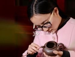 紫砂壶工艺师图片：周倩 - 宜兴紫砂壶网