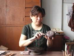 紫砂壶工艺师图片：周建英 - 宜兴紫砂壶网