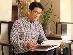 紫砂壶工艺师图片：鲍峰岩 - 宜兴紫砂壶网