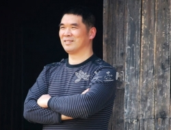 紫砂壶工艺师图片：杨小泉 - 宜兴紫砂壶网