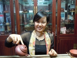 紫砂壶工艺师图片：范晓丽 - 宜兴紫砂壶网