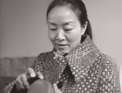 紫砂壶工艺师图片：邵美芳 - 宜兴紫砂壶网