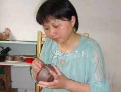 紫砂壶工艺师图片：钱文英 - 宜兴紫砂壶网