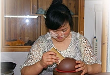 紫砂壶工艺师图片：王真铮 - 宜兴紫砂壶网