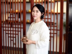 紫砂壶工艺师图片：蒋雅名 - 宜兴紫砂壶网