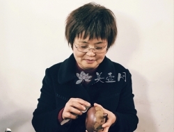 紫砂壶工艺师图片：朱凤妹 - 宜兴紫砂壶网