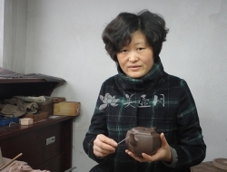 紫砂壶工艺师图片：陈依群 - 宜兴紫砂壶网
