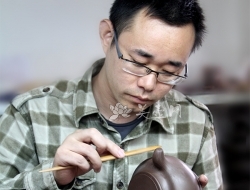 紫砂壶工艺师图片：万亚健 - 宜兴紫砂壶网