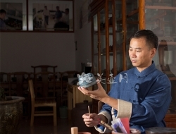 紫砂壶工艺师图片：储顺余 - 宜兴紫砂壶网