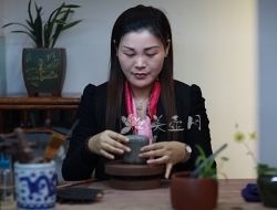 紫砂壶工艺师图片：顾建凤 - 宜兴紫砂壶网