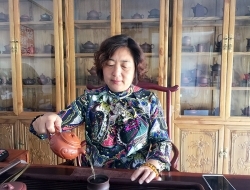 紫砂壶工艺师图片：姜梅芳 - 宜兴紫砂壶网