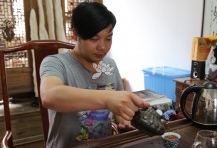 紫砂壶工艺师图片：陈晨 - 宜兴紫砂壶网