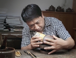 紫砂壶工艺师图片：管建平 - 宜兴紫砂壶网