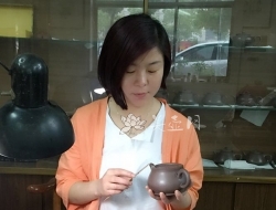 紫砂壶工艺师图片：潘群 - 宜兴紫砂壶网