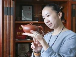 紫砂壶工艺师图片：何震 - 宜兴紫砂壶网