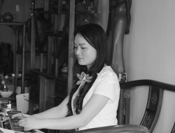 紫砂壶工艺师图片：占牡丹 - 宜兴紫砂壶网