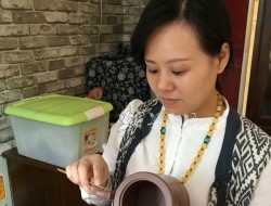 紫砂壶工艺师图片：朱学勤 - 宜兴紫砂壶网