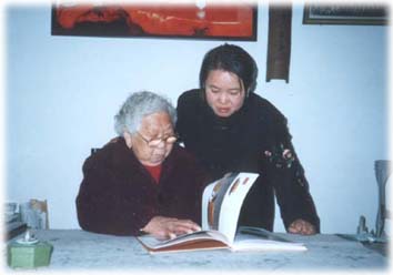 紫砂壶图片：当代紫砂壶艺泰斗——蒋蓉老师为吴淑英 指点壶艺 - 宜兴紫砂壶网