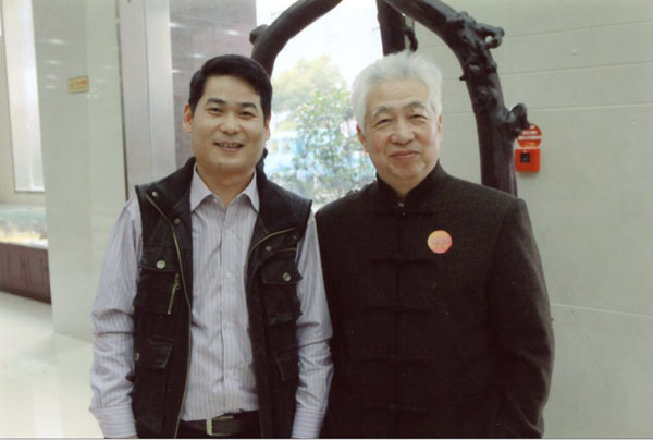 紫砂壶图片：与中国工艺美术大师顾绍培合影 - 宜兴紫砂壶网